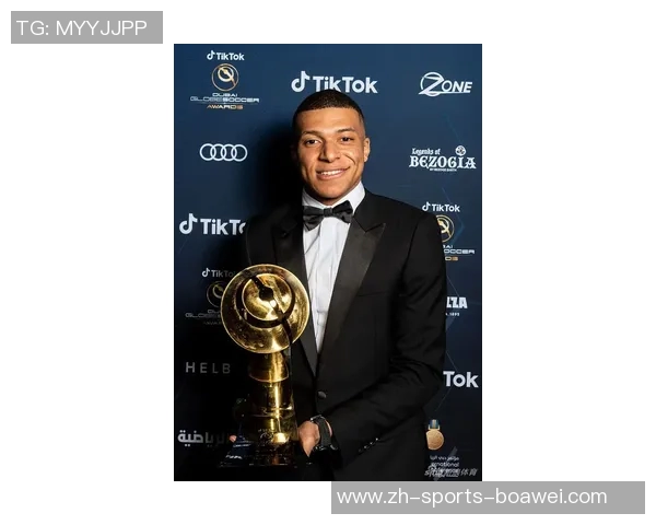 C罗荣获环足奖颁奖典礼上佩戴70万美元限量百达翡丽手表引发热议